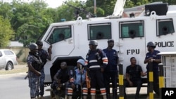 La police ghanéenne monte la garde devant l'entrée du bureau de la commission électorale ghanéenne à Accra, le 9 décembre 2016.