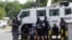 La police ghanéenne monte la garde devant l'entrée du bureau de la commission électorale ghanéenne à Accra, le 9 décembre 2016.