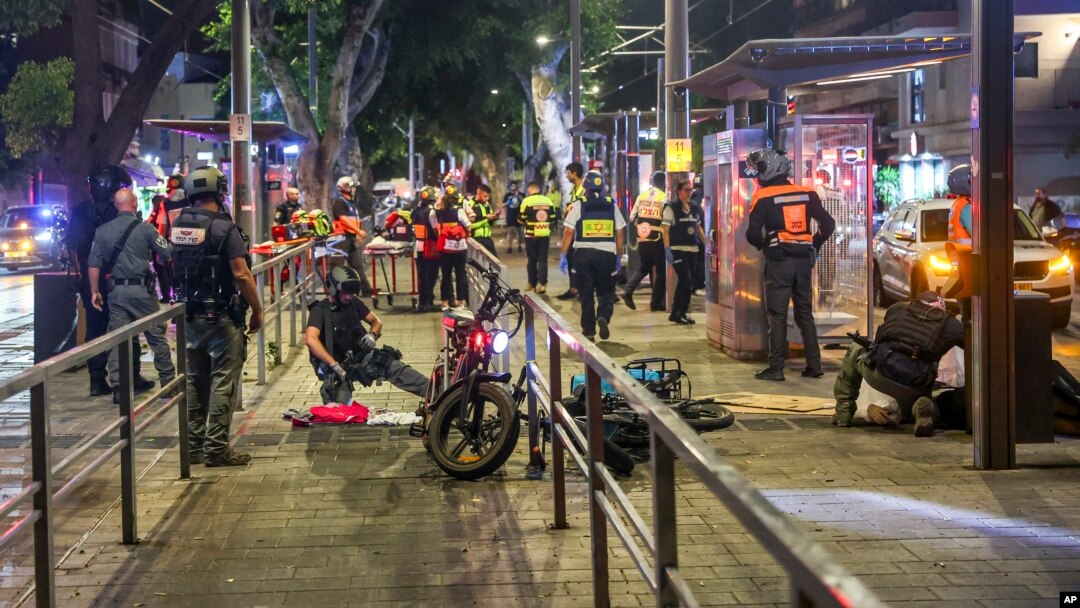 Izraelska policija i osoblje hitne pomoći stigli na mjesto u Jaffi, mješovitoj arapsko-jevrejskoj oblasti Tel Aviva. (Foto: AP/Itai Ron)