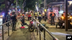 Izraelska policija i osoblje hitne pomoći stigli na mjesto u Jaffi, mješovitoj arapsko-jevrejskoj oblasti Tel Aviva. (Foto: AP/Itai Ron)