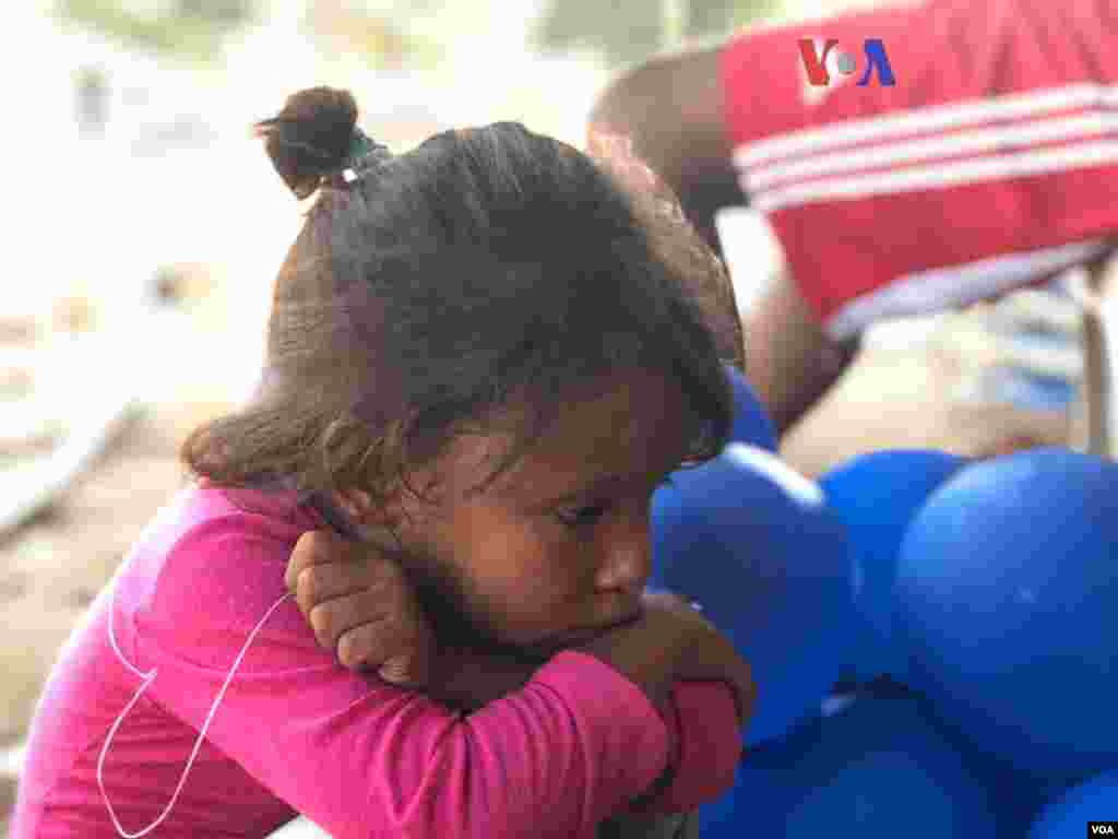 Una de las niñas del refugio improvisado&nbsp;creado por venezolanos en el vecindario Jardim Floresta, fronterizo de Brasil. Foto: Celia Mendoza - VOA