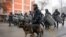 5 Ocak 2022 - Kazakistan'da akaryakıt zammını protesto edenlere müdahale eden çevik kuvvet polisi