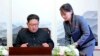 지난해 4월 파주 판문점 평화의 집에서 열린 남북정상회담 직전, 김정은 북한 국무위원장이 방명록 작성하려고 하자 김여정 당 중앙위원회 제1부부장(오른쪽)이 보조를 하고 있다. 