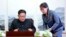 지난해 4월 파주 판문점 평화의 집에서 열린 남북정상회담 직전, 김정은 북한 국무위원장이 방명록 작성하려고 하자 김여정 당 중앙위원회 제1부부장(오른쪽)이 보조를 하고 있다. 