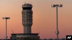 ARCHIVO - La torre de control de tráfico aéreo del Aeropuerto Nacional Ronald Reagan de Washington al atardecer, el 1 de febrero de 2025, en Arlington, Virginia. 