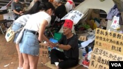 香港街頭路人慰問參與反送中反修例絕食抗爭的陳伯。（美國之音海彥拍攝）