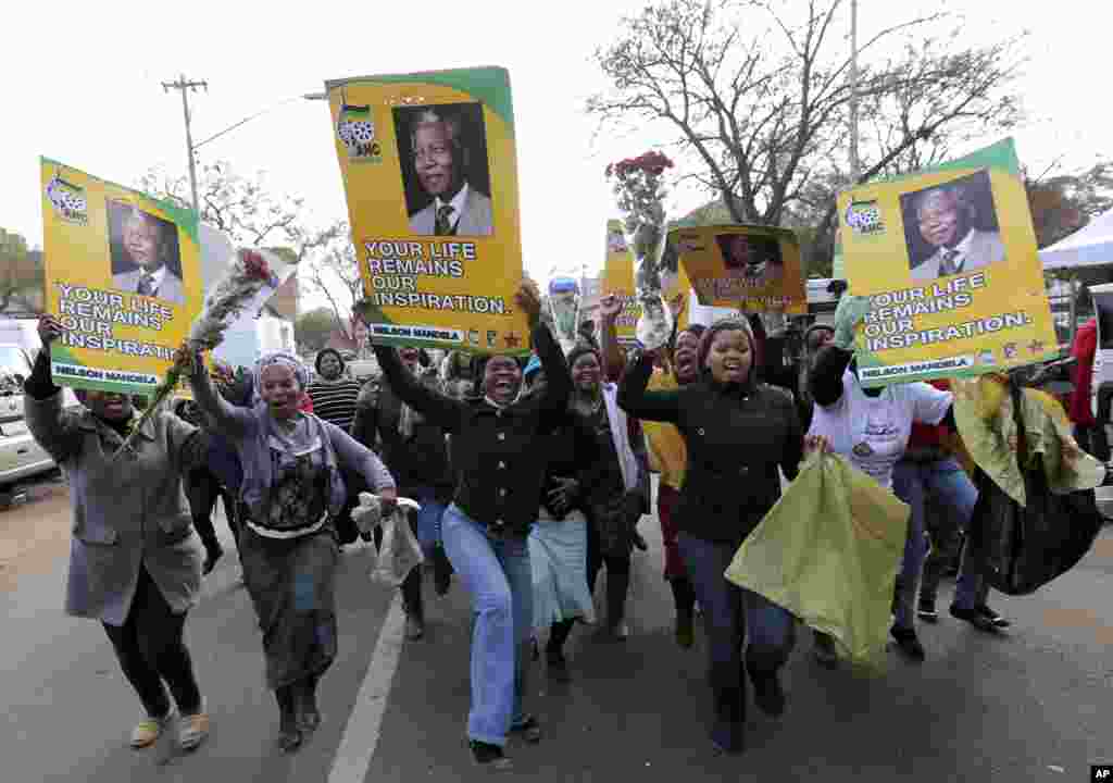 Várias pessoas se reúnem em Pretória para desejar parabéns a Nelson Mandela 