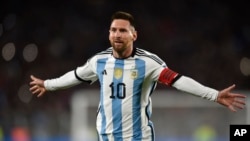 Lionel Messi celebra el primer gol de su equipo contra Ecuador durante un partido de fútbol de clasificación para la Copa Mundial de la FIFA 2026, en el estadio Monumental de Buenos Aires, Argentina, el jueves 7 de septiembre de 2023.