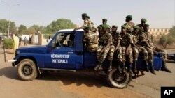 La police militaire patrouille dans le centre de Niamey, Niger, 20 février 2010.