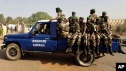 Des militaires au centre de Niamey, Niger, 20 février 2010.