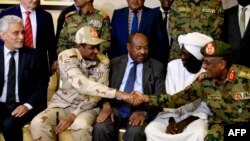 Para pejabat militer Sudan mengumumkan dicapainya kesepakatan dengan para pemimpin demonstran hari Jumat (5/7) di Khartoum (foto: dok).