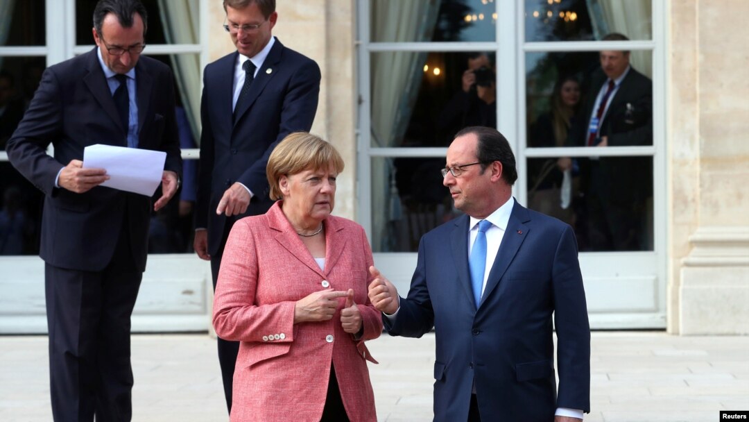 Kanselir Jerman Angela Merkel berbicara dengan Presiden Perancis Francois Hollande di Paris di sela KTT Balkan 4 Juli 2016 lalu (foto: dok).