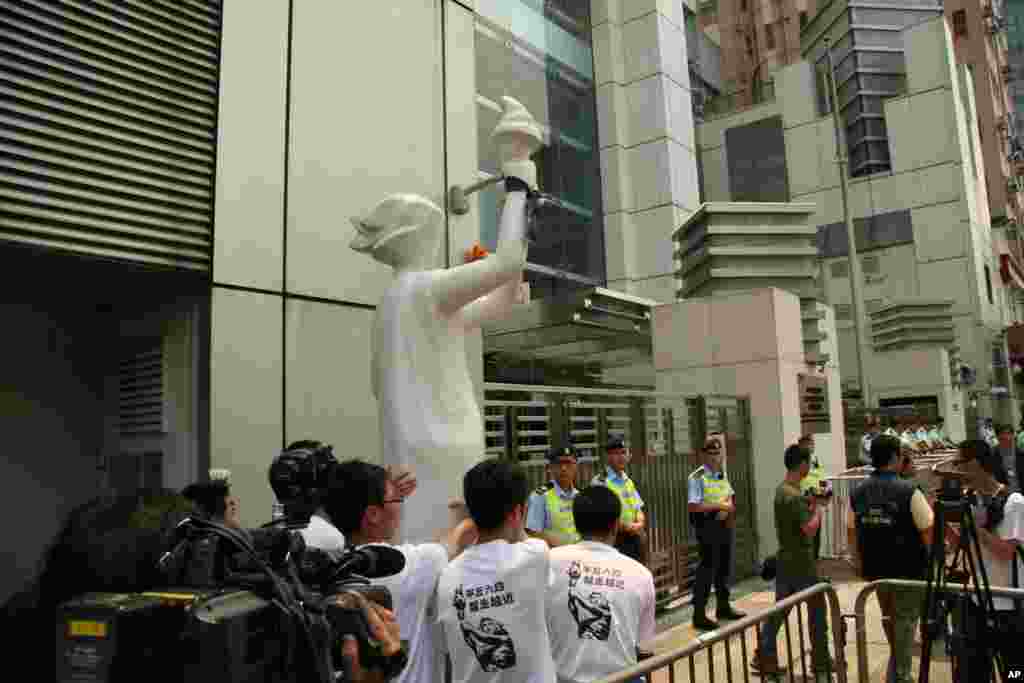 港人悼念胡耀邦与方励之 决心平反六四