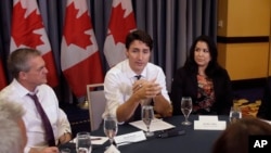 PM Justin Trudeau (tengah) berbicara dalam sebuah pertemuan dalam sebuah diskusi meja bundar dengan para anggota Canadian Technology Accelerator di Cambridge, Mass., 17 Mei 2018 (foto: AP Photo/Charles Krupa)