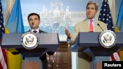 Menlu AS John Kerry (kanan) dalam konferensi pers bersama Menlu Ukraina Pavlo Klimkin hari Selasa (29/7) di Washington.