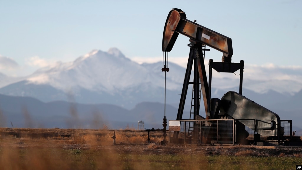 На этом архивном фото: отключенная установка для добычи нефти на скважине у автомагистрали недалеко от Даконо, штат Колорадо (AP Photo/David Zalubowski)