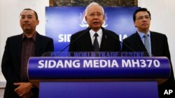 Perdana Menteri Malaysia Najib Razak (tengah) tampil dalam konferensi pers mengumumkan penemuan reruntuhan pesawat MH370 di Kuala Lumpur, Malaysia, Kamis (6/8).