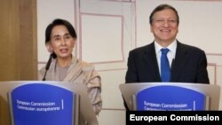ဒေါ်အောင်ဆန်းစုကြည် (ဝဲ) နှင့် ဥရောပကော်မရှင်ဥက္ကဋ္ဌ Jose Manuel Barroso (ယာ)