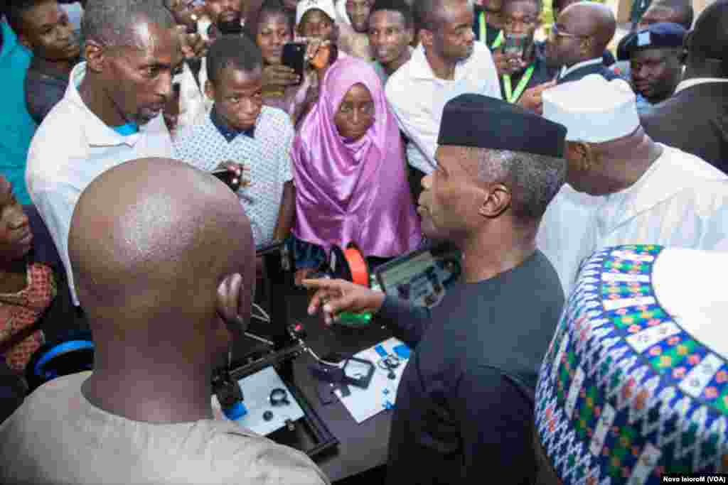 Mataimakin Shugaban Najeriya, Prof. Yemi Osinbajo yana bayani a wajen gasar kirkiro da fasaha a Jami&#39;ar B.U.K