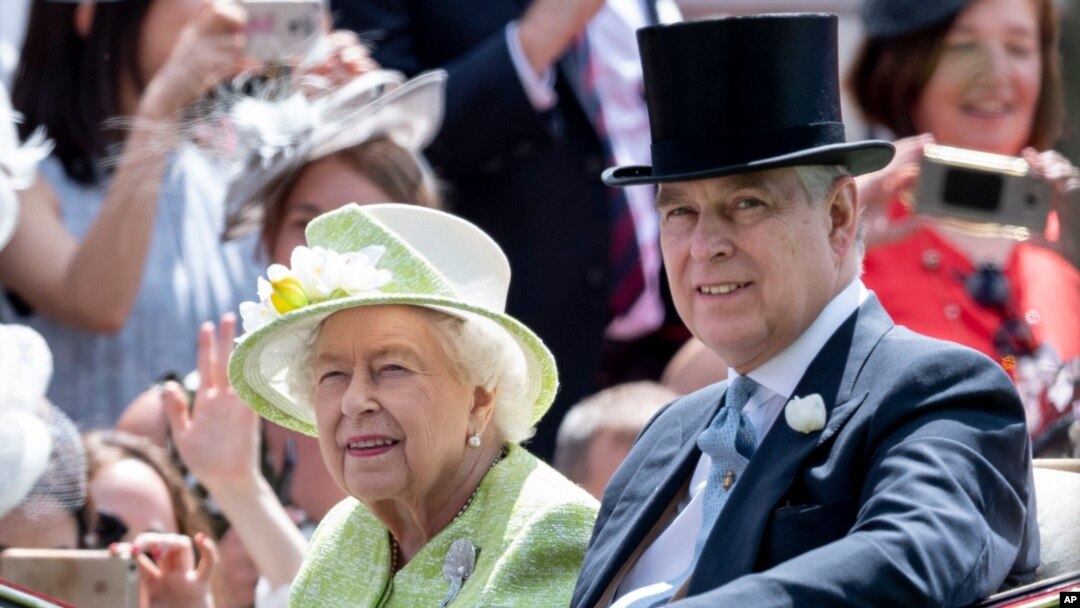 Rainha Isabel II e Príncipe Andrew em 22 Junho, 2019. 