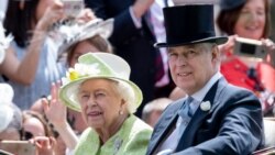 Ratu Elizabeth II dan Pangeran Andrew tiba di sebuah acara perlombaan pacuan kuda di Ascot, Berkshire, Inggris, pada 22 Juni 2019. (Foto: AP)