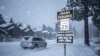 Kota Danau Mammoth, California, saat hujan salju lebat, Kamis, 9 Desember 2021. (Dakota Snider/Mammoth Lakes Tourism via AP)