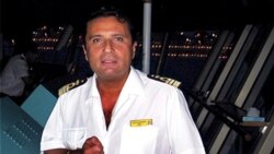 Kapten kapal pesiar Costa Concordia, Francesco Schettino, sebelum terjadinya kecelakaan 12 Januari 2012 (Foto: dok). Hakim Italia telah memerintahkan agar kapten Schettino diadili atas kelalaiannya yang menimbulkan tewasnya 32 penumpang kapal Costa Concordia. 