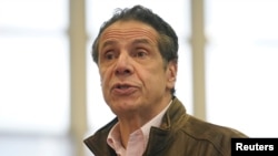 Le gouverneur de New York, Andrew Cuomo prend la parole lors d'une conférence de presse sur un site de vaccination à Brooklyn à New York, le 22 février 2021.