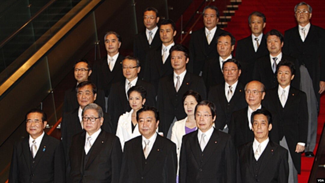 PM Yoshihiko Noda (tengah, barisan terdepan) berfoto bersama kabinet baru Jepang setelah melakukan rapat kabinet yang pertama (2/9).