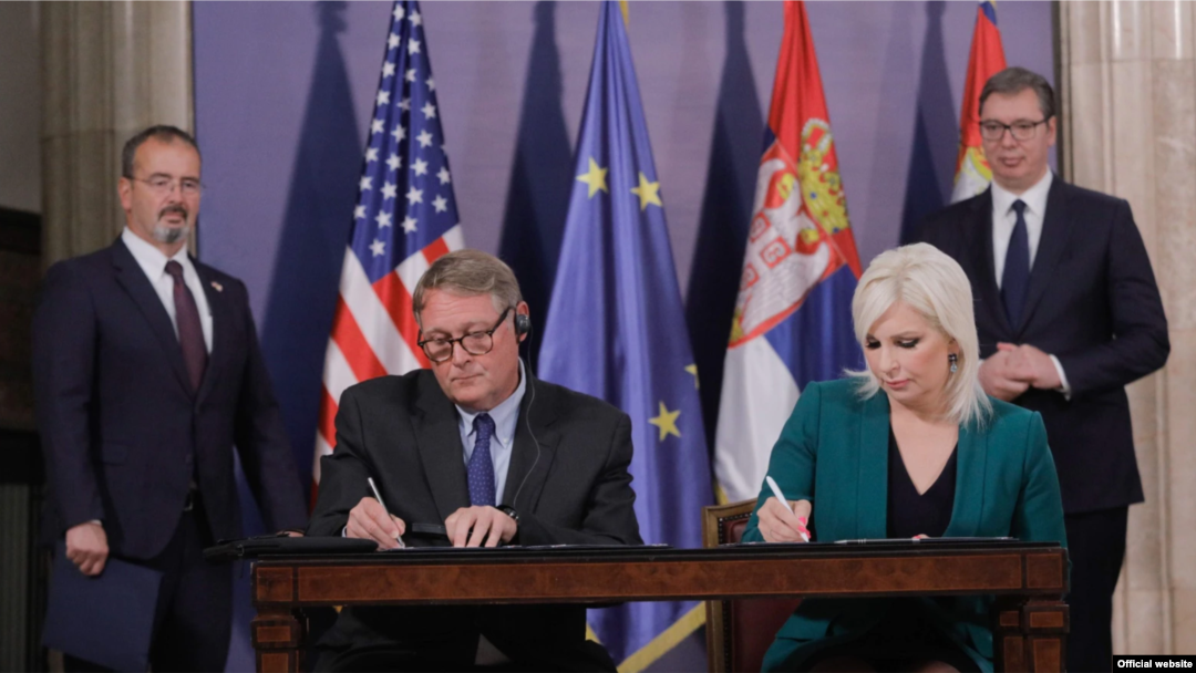 Finansijski direktor američke kompanije "UGT Rinjuabls" Piter Gudol potpisao je sporazum o saradnji sa potpredsednicom Vlade Srbije Zoranom Mihajlović, u prisustvu predsednika Srbije Aleksandra Vučića i ambasadora SAD u Beogradu Entonija Godfrija (Foto: Vlada Srbije).