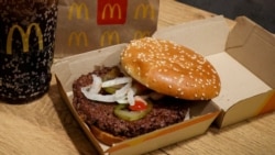 Burger McDonald's Quarter Pounder tampak dalam foto ilustrasi yang diambil di Kota New York, pada 24 Oktober 2024. (Foto: Reuters/Brendan McDermid)