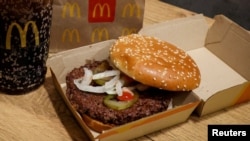 Burger McDonald's Quarter Pounder tampak dalam foto ilustrasi yang diambil di Kota New York, pada 24 Oktober 2024. (Foto: Reuters/Brendan McDermid)