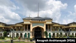 Istana Maimun di Kota Medan Sumatera Utara, ditutup sementara untuk mencegah penyebaran virus corona, Rabu 18 Maret 2020. (Foto: Anugrah Andriansyah/VOA)