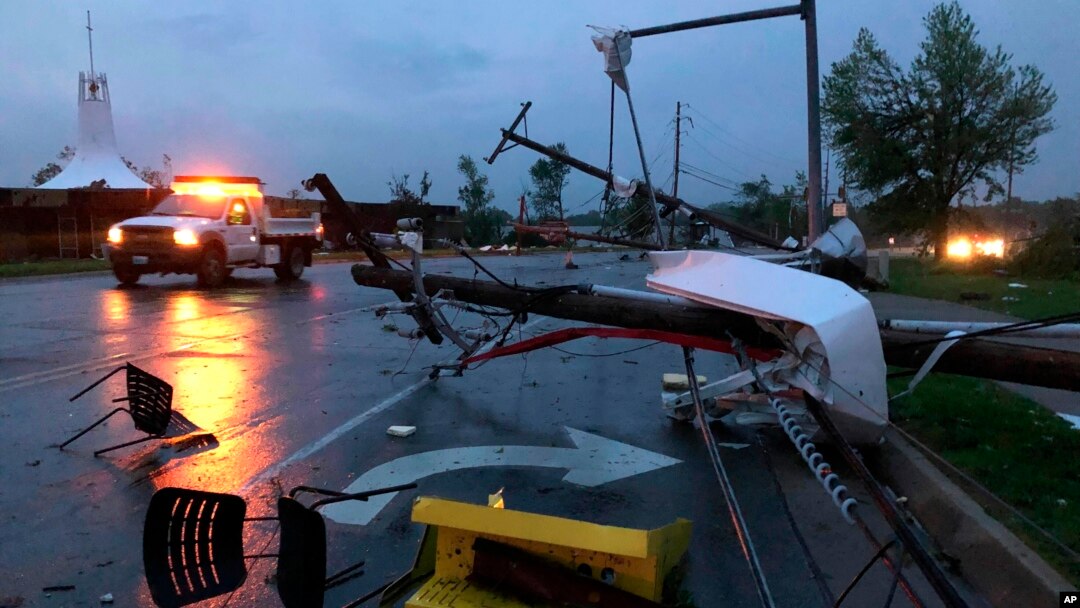 Kursi plastik dan atap pom bensin yang hancur terlihat berserakan jalanan di sekitar tiang dan kabel listrik yang ambruk, di Jefferson City, Missouri, Kamis, 23 Mei 2019.