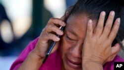 Seorang migran menangis setelah diusir oleh pihak berwenang Meksiko dari tempat tinggal sementaranya, usai diusir dari perbatasan AS. (Foto: Associated Press)