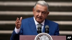 ARCHIVO - El presidente de México, Andrés Manuel López Obrador captado en el Palacio Nacional en Ciudad de México el 10 de enero de 2024. Esta semana trascendió avances de una investigación sobre presuntos nexos de su campaña electoral de 2006 con fondos del narcotráfico.