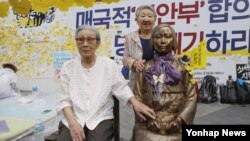지난 2016년 8월 오후 서울 종로구 중학동 주한 일본대사관 앞에서 '세계 일본군 위안부 기림일'을 맞아 열린 '나비 문화제'에 참석한 김복동 할머니가 소녀상 옆 빈 의자에 앉아있다. 오른쪽은 길원옥 할머니. 