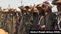 Les éleveurs wodabe lors d'un concours de beauté, à Ingall, Niger, le 16 septembre 2017. (VOA/Abdoul Razak Idrissa)