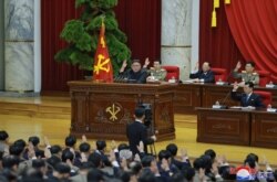 김정은 북한 국무위원장이 노동당 중앙위원회 제7기 제5차 전원회의를 주재했다며, 관영 '조선중앙통신'이 지난 1월 1일 사진을 공개했다.