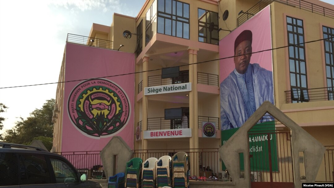 Le siège du Parti nigérien pour la démocratie et le socialisme du président sortant du Niger, Mahamadou Issoufou, en pleine campagne pour l’élection présidentielle couplée aux législatives du dimanche du 21 février 2016, à Niamey, Niger, 16 février 2016. (VOA/Nicolas Pinault)