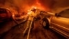 Un bombero batalla contra las llamas en Altadena, California, el 8 de enero de 2025. Foto AP/Ethan Swope