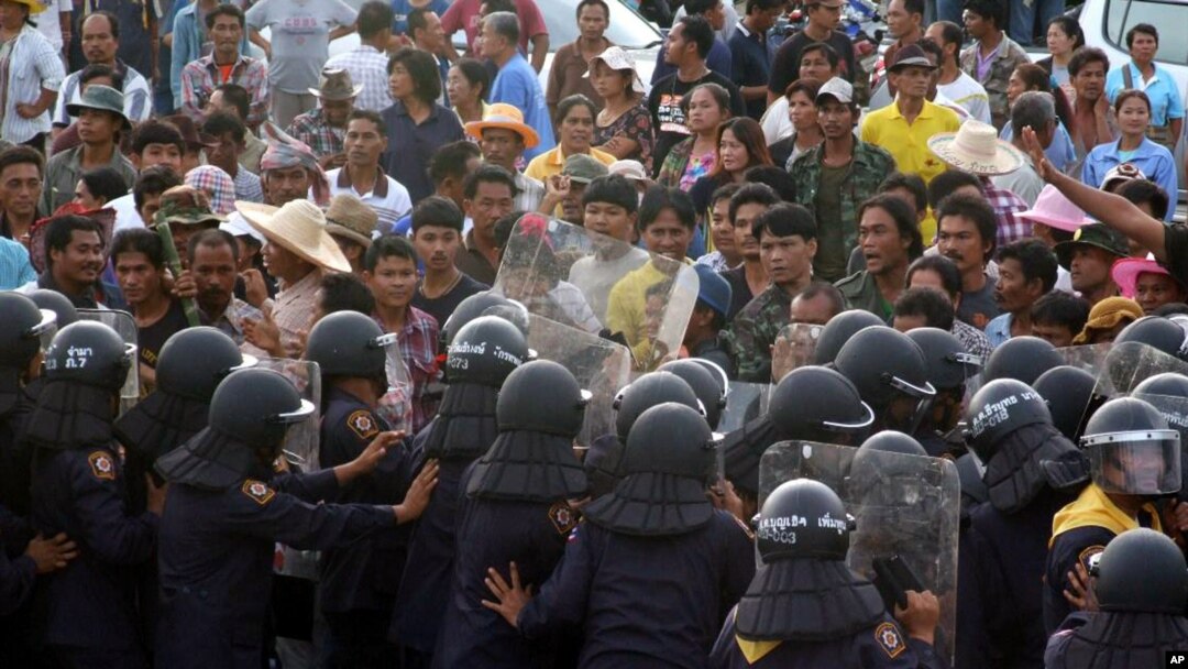 Polisi anti huru-hara Thailand menghadang para petani karet yang menghambat jalan utama di provinsi Prachuab Khirikhan, Thailand selatan (5/9).