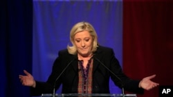 Marine Le Pen, lãnh đạo đảng Mặt trận Quốc gia, phát biểu sau khi loan báo kết quả bỏ phiếu sơ bộ trong cuộc bầu cử cấp vùng, ở Henin-Beaumont, miền bắc của Pháp, ngày 13 tháng 12, 2015.