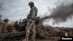 乌克兰士兵在巴赫穆特前线与俄军作战。（2023年3月10日）