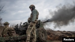 نیروهای اوکراینی در حال شلیک با یک هویتزر ام۱۱۹ به سمت خط مقدم در نزدیکی باخموت 