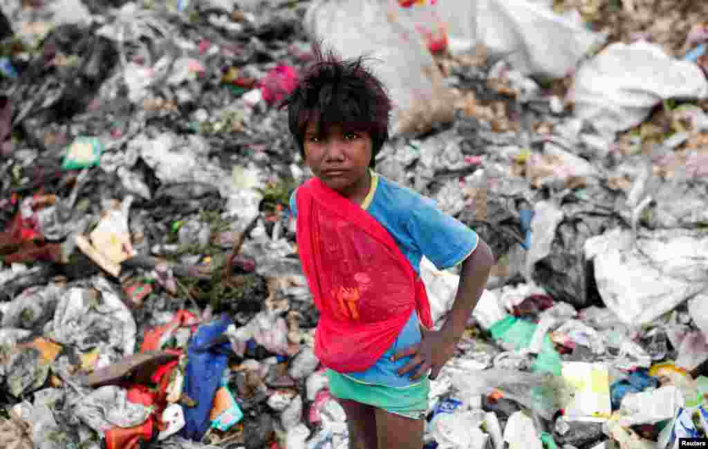 نئی دہلی کی اس کچرا پٹی پر کام کرنے والے سیکڑوں کچرا چننے والے دستانے پہنے بغیر کچرا چنتے ہیں۔ ان میں بچوں کی بھی بڑی تعداد شامل ہے۔ ان افراد کو مسلسل وبا سے متاثر ہونے کے خطرات لاحق ہیں۔