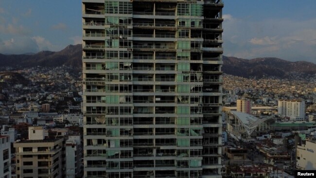 ARCHIVO - Toma áerea de un edificio afectado tras el paso del huracán Otis, el 30 de octubre de 2023