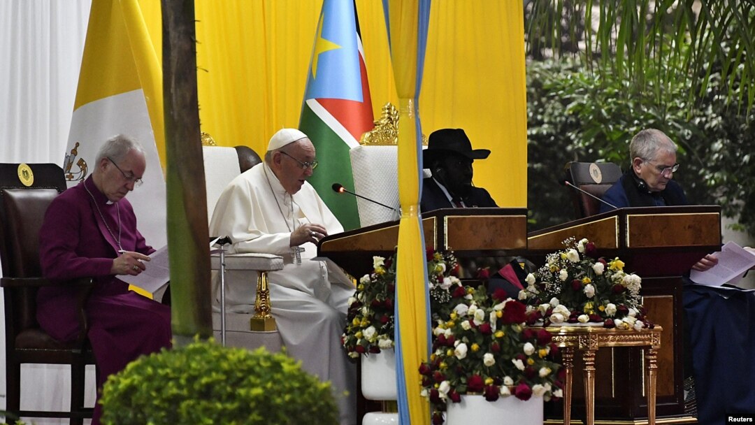 Paus Fransiskus, Presiden Sudan Selatan Salva Kiir Mayardit, Uskup Agung Canterbury Justin Welby dan Moderator Gereja Skotlandia Iain Greenshields di taman Istana Kepresidenan, di Juba, Sudan Selatan, 3 Februari 2023. (Foto: REUTERS/Jok Solomun)