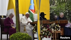 Paus Fransiskus, Presiden Sudan Selatan Salva Kiir Mayardit, Uskup Agung Canterbury Justin Welby dan Moderator Gereja Skotlandia Iain Greenshields di taman Istana Kepresidenan, di Juba, Sudan Selatan, 3 Februari 2023. (Foto: REUTERS/Jok Solomun)