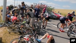 Des dizaines de cyclistes, à terre, après une chute terrible au cours de la troisième étape de la course cycliste du Tour de France sur 159,5 kilomètres (99,1 milles), partie d’Anvers avec pour point d’arrivée à Huy, en Belgique, le lundi 6 Juillet, 2015. (Photo d'illustration)